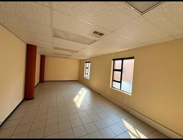 144M² OFFICE TO LET IN FOURWAYS